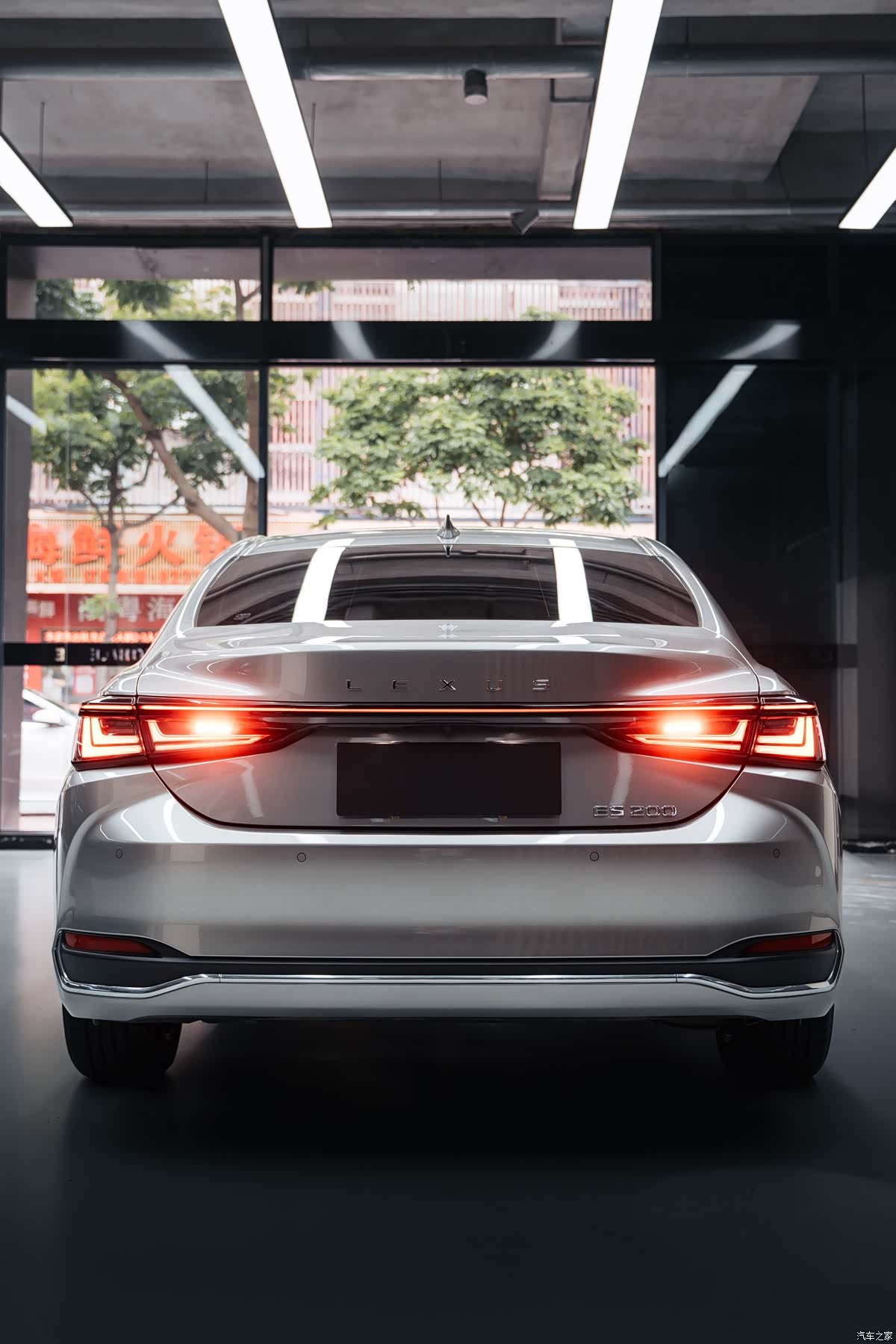 Lexus ES, 2025 4