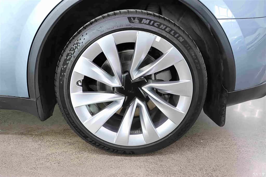 Tesla Model Y, 2025 32