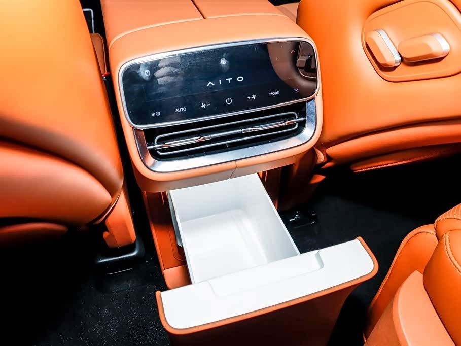 AITO Ask the world M8