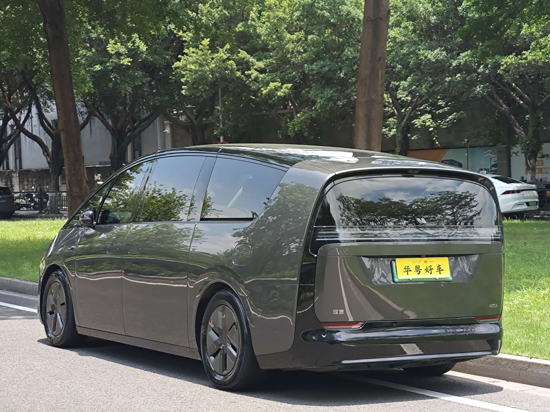 Li Auto MEGA, 2024 4