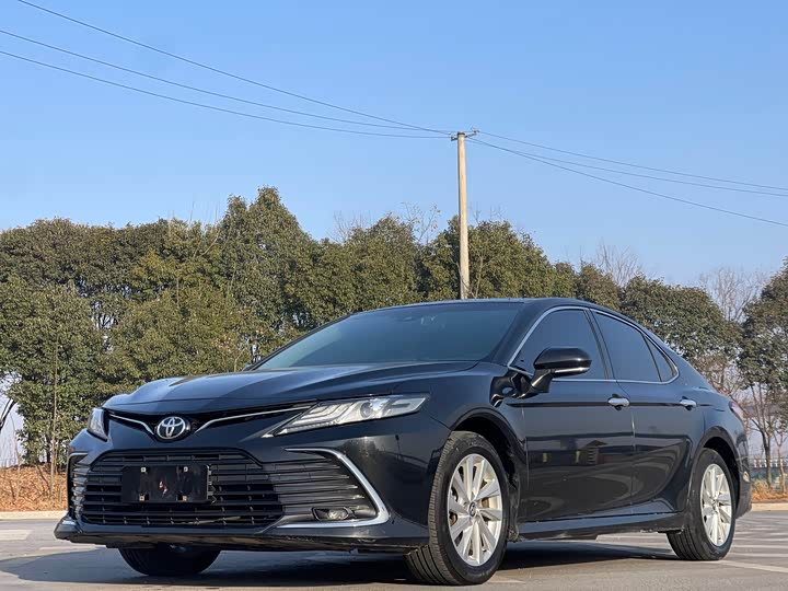 Toyota Camry 2023 — фото 1