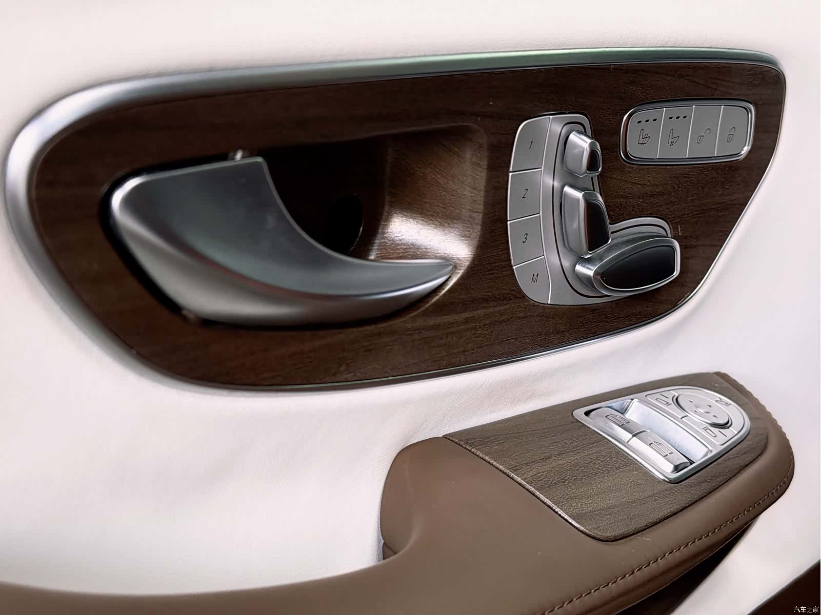 Mercedes-Benz V-Class, 2023 13