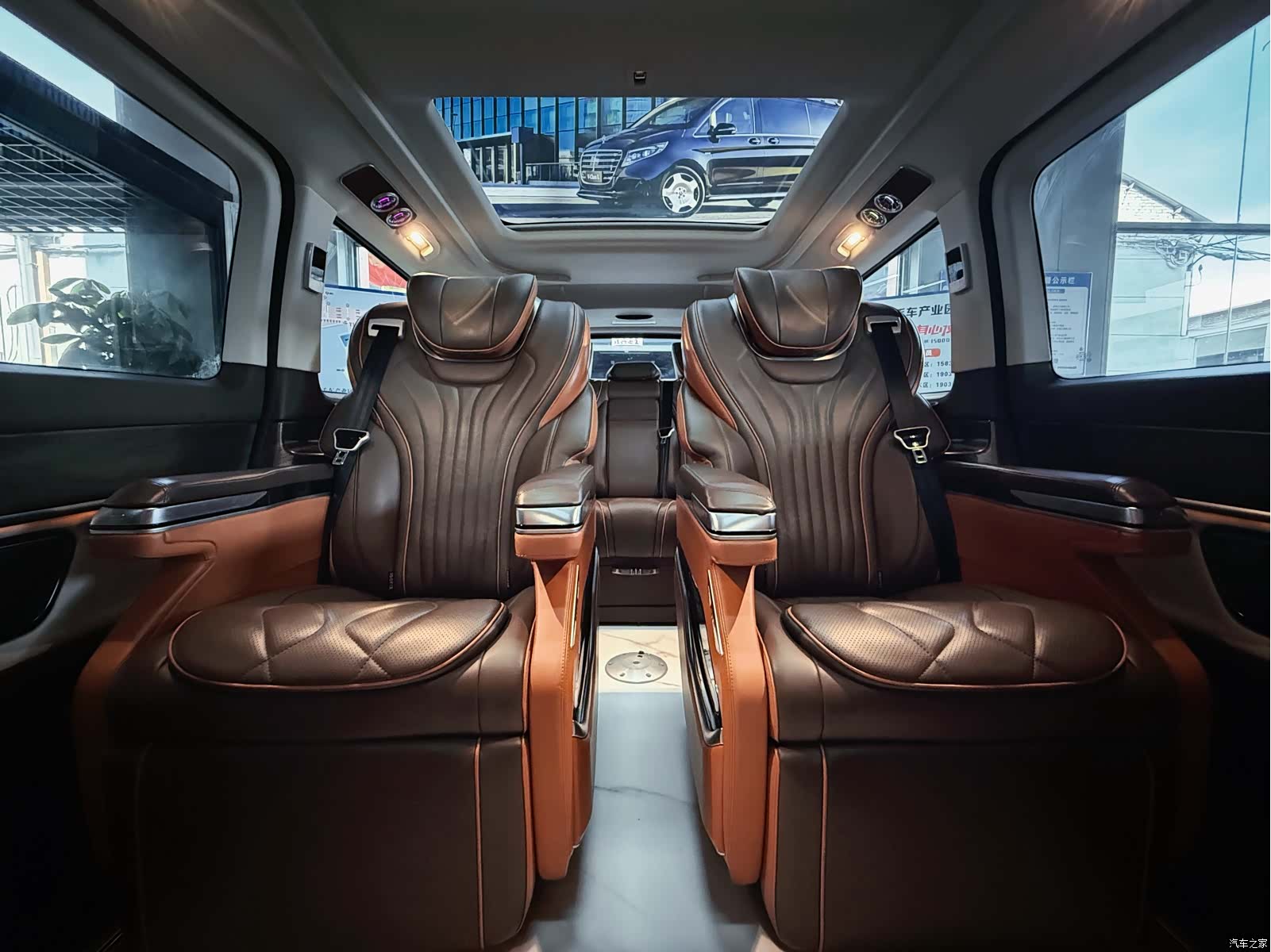 Mercedes-Benz V-Class, 2023 4