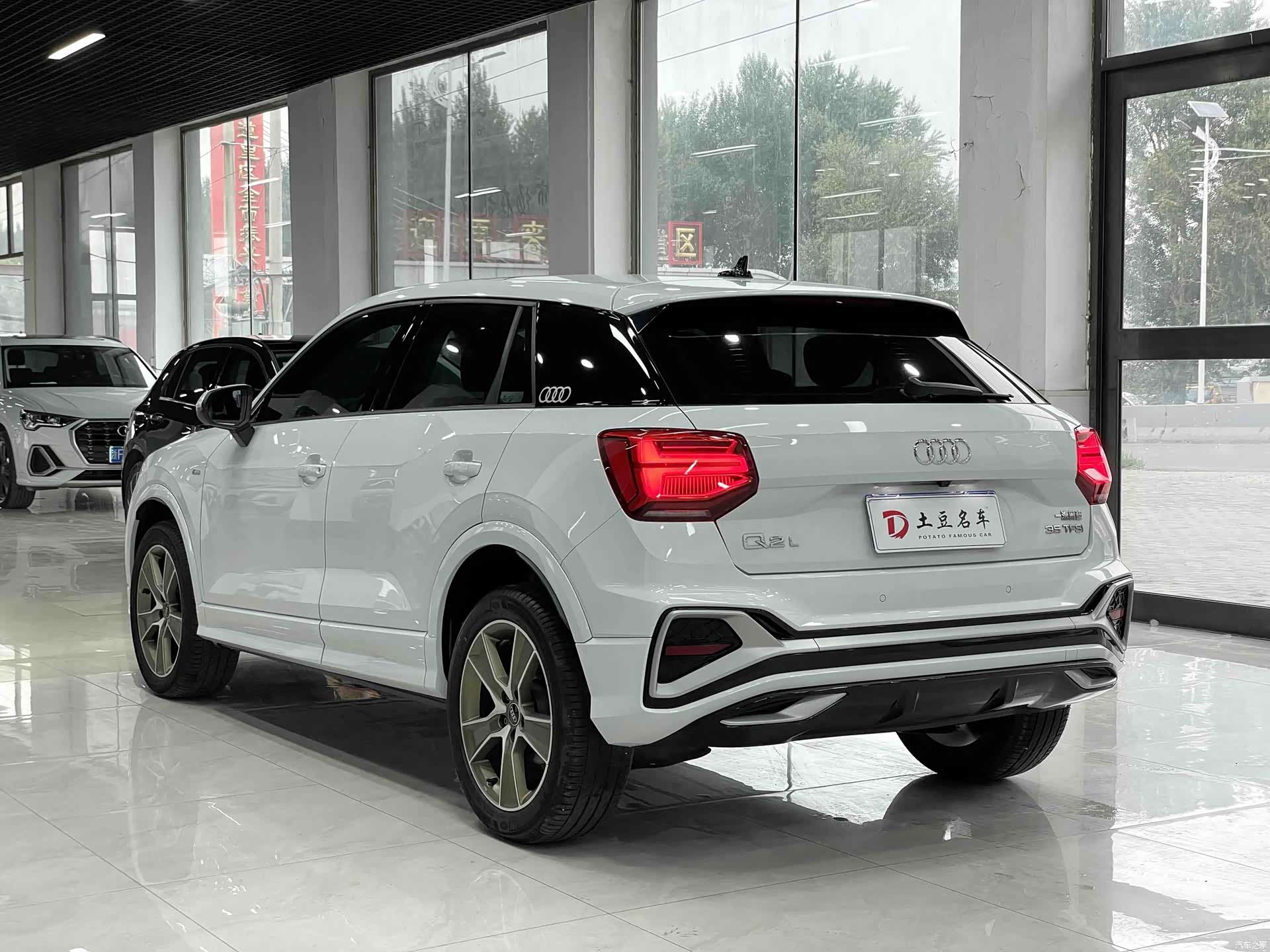 Audi Q2L, 2023 4