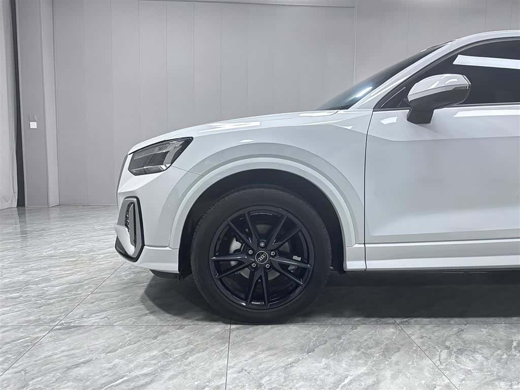 Audi Q2L, 2023 8
