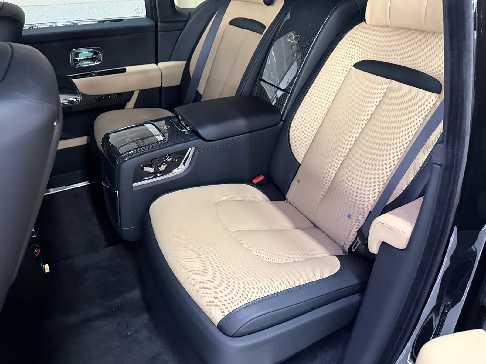 Rolls-Royce Cullinan, 2022 13