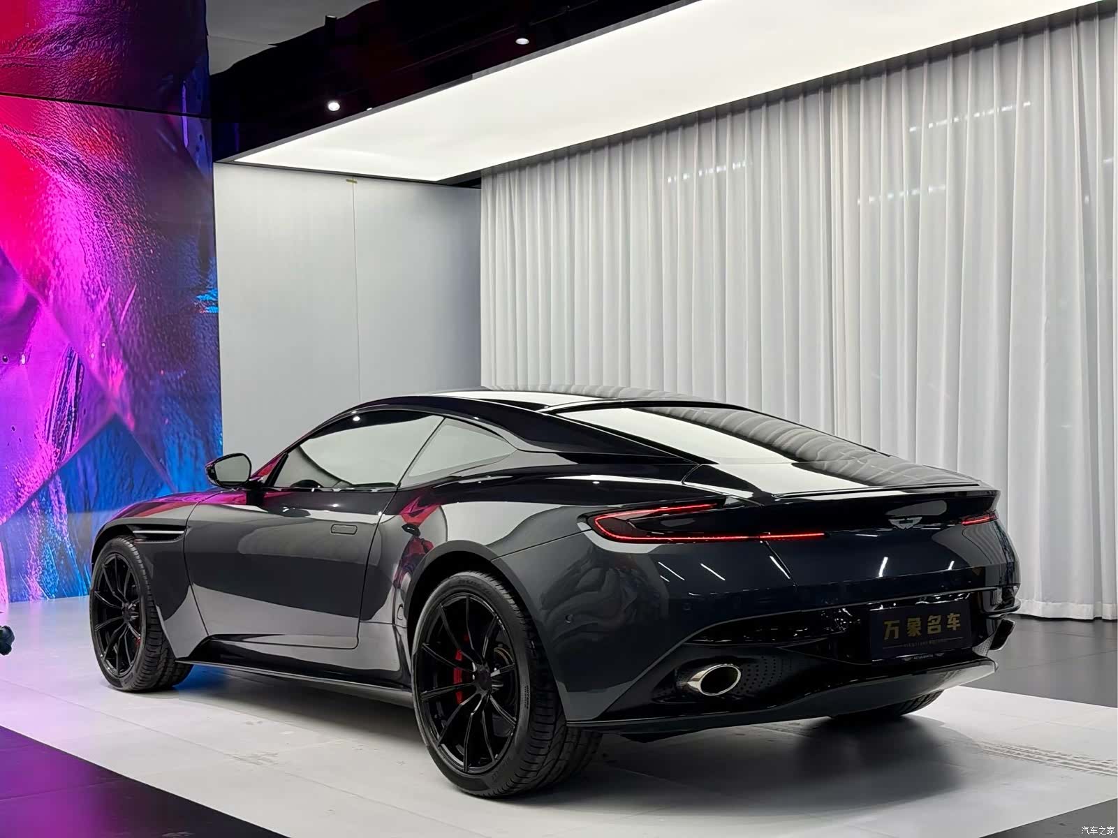 Aston Martin DB11, 2020 4