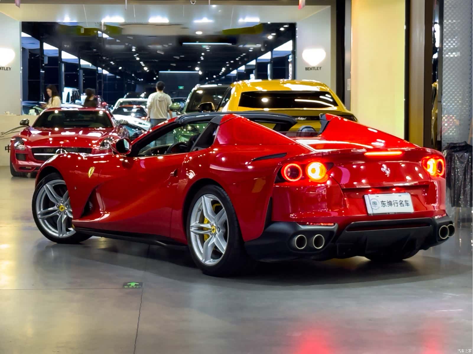 Ferrari 812, 2022 4
