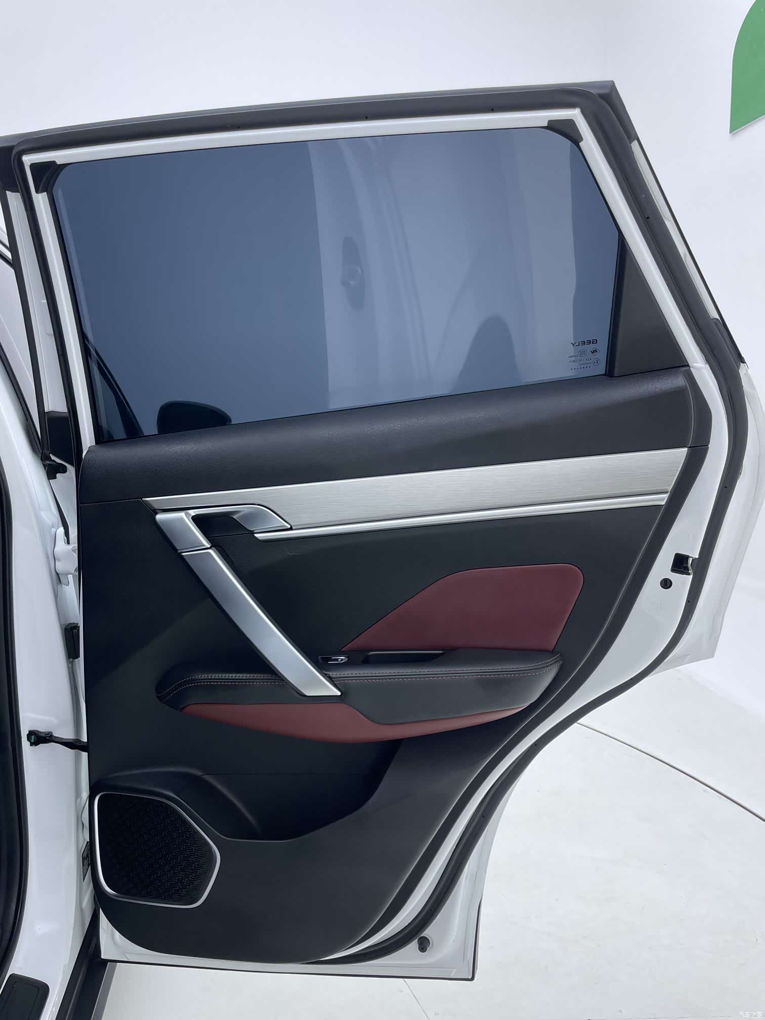 Geely Coolray, 2022 13