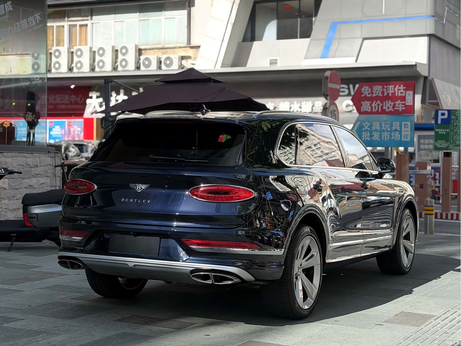 Bentley Bentayga, 2023 все фото