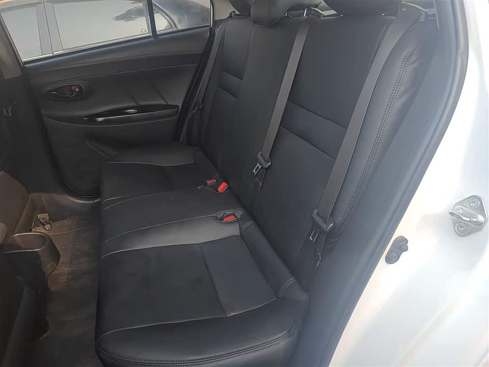 Toyota YARiS L to enjoy