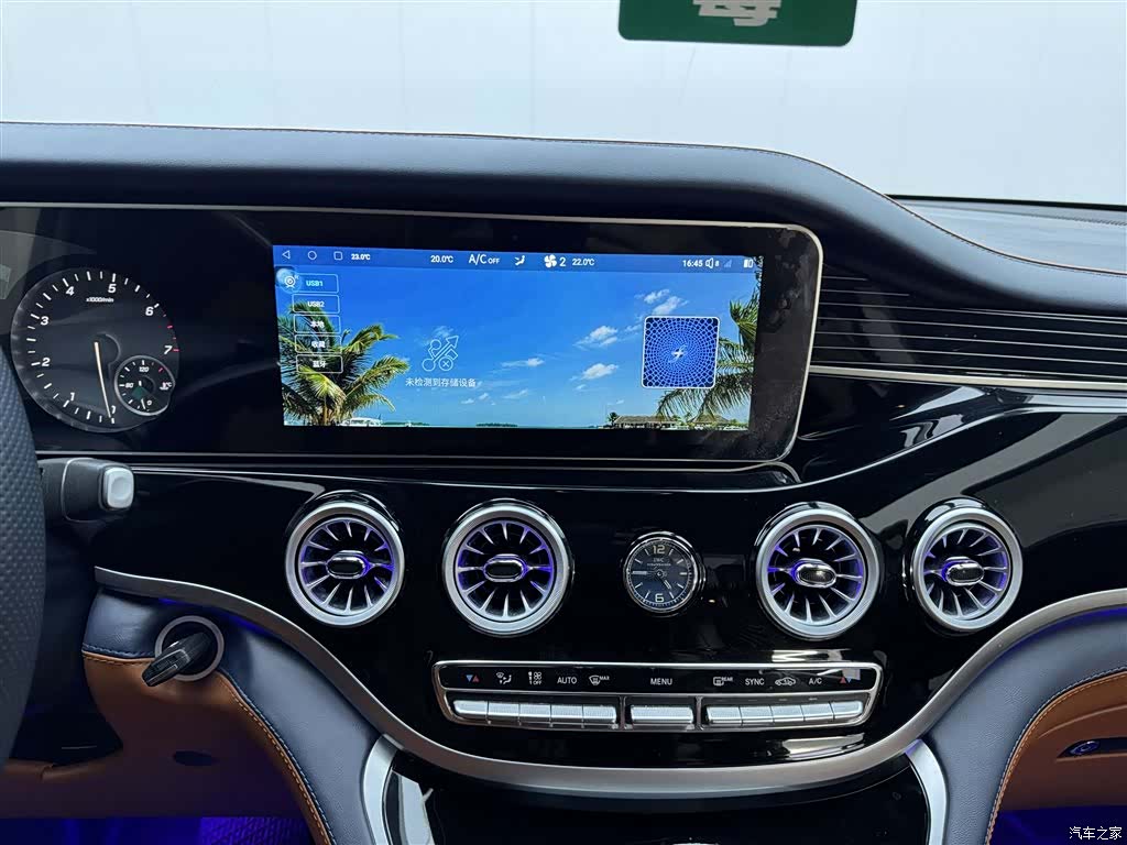 Mercedes-Benz 7, 2023 34