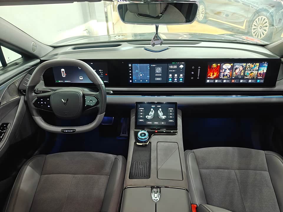 VOYAH Lantu chasing light