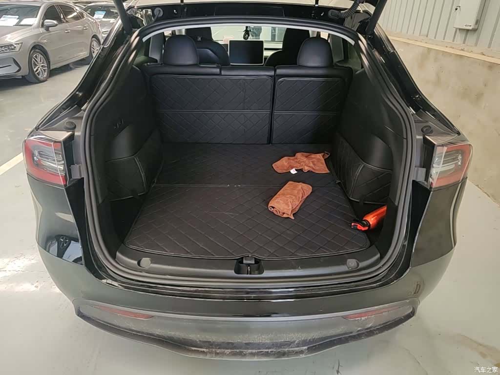 Tesla Model Y, 2023 19