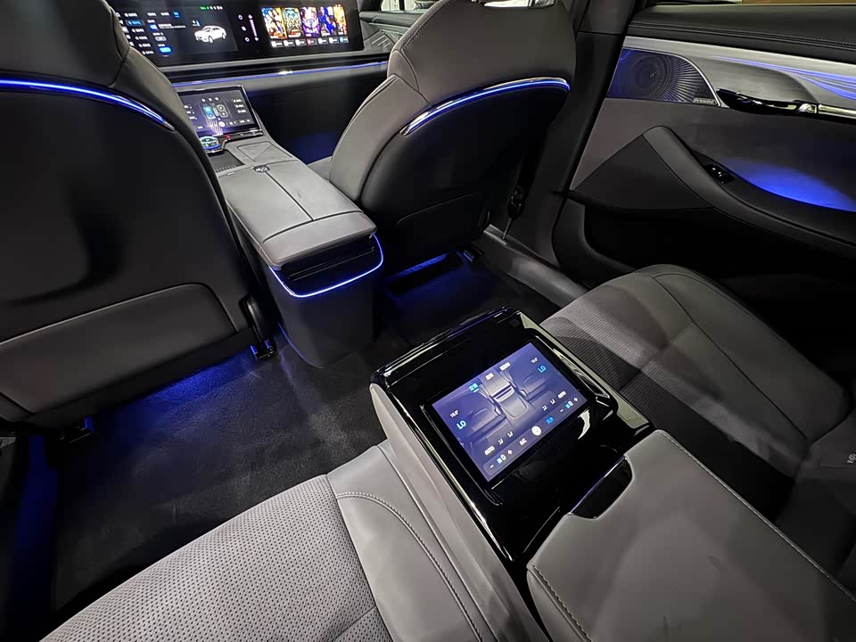 VOYAH Lantu chasing light