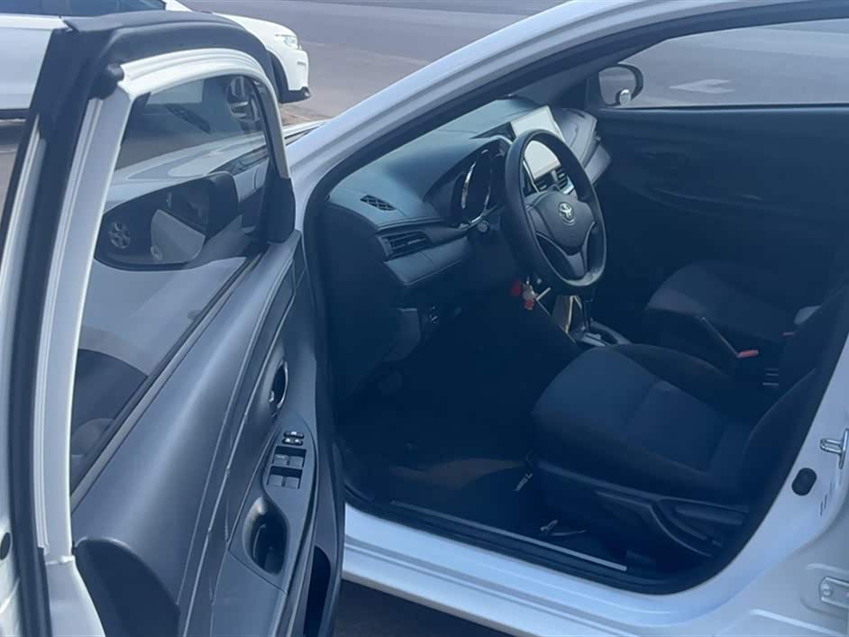 Toyota YARiS L to enjoy