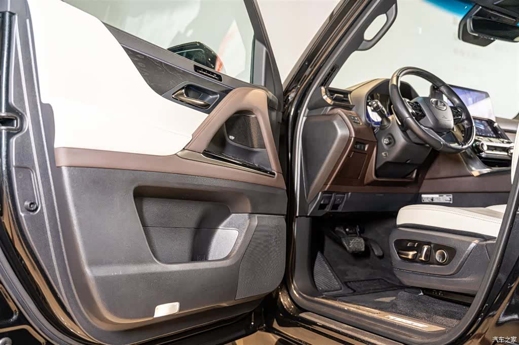 Lexus LX, 2025 8