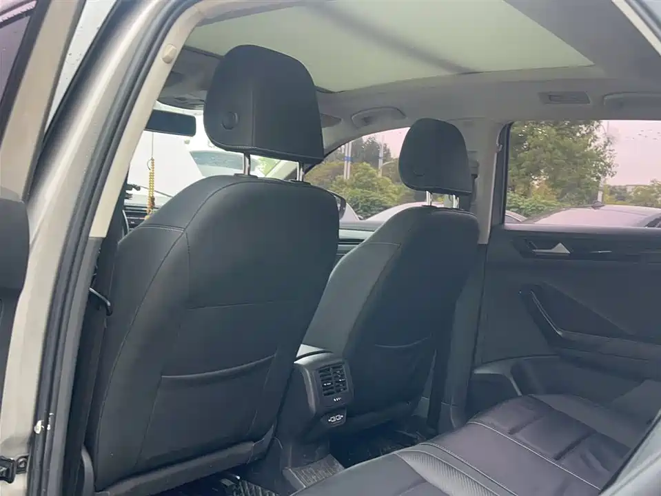 Volkswagen T-ROC exploring Songs