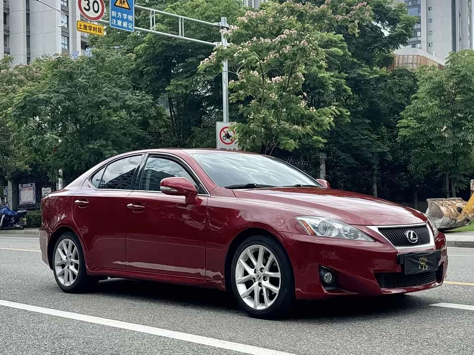 Lexus IS