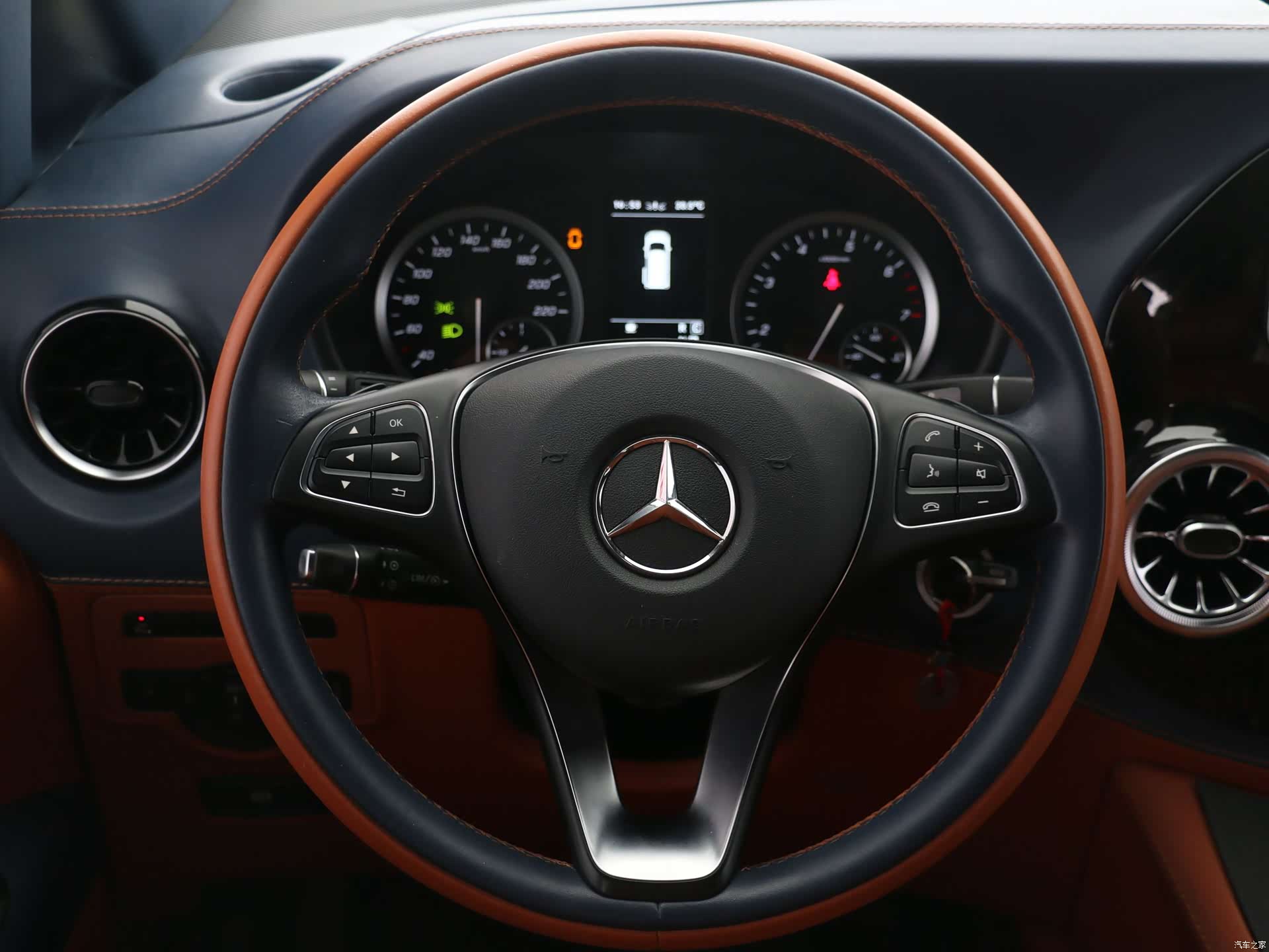 Mercedes-Benz 7, 2023 15