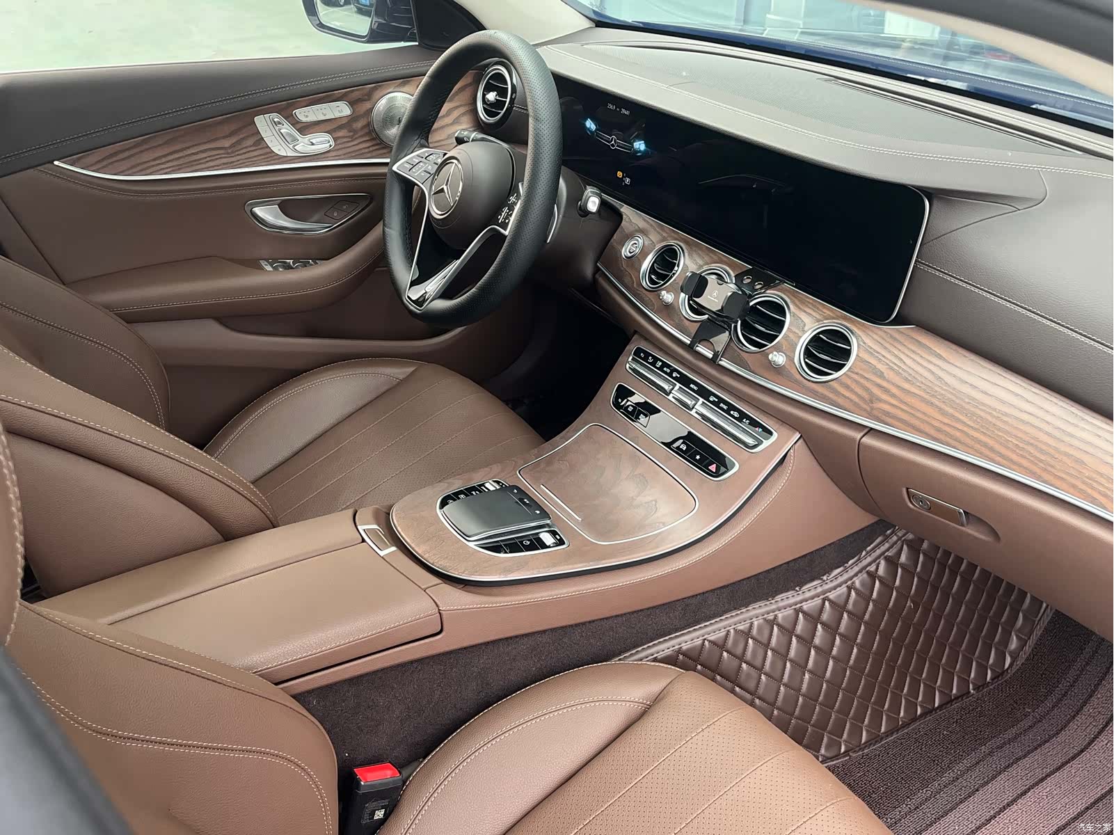 Mercedes-Benz E-Class, 2024 14