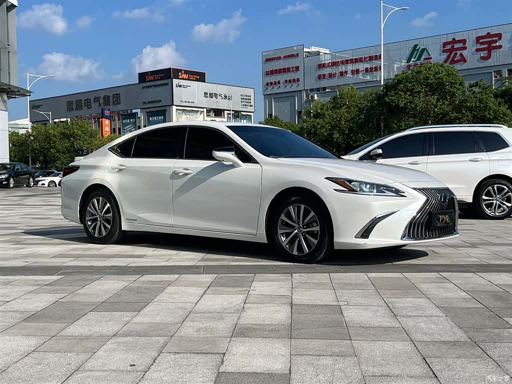 Lexus ES, 2023 4