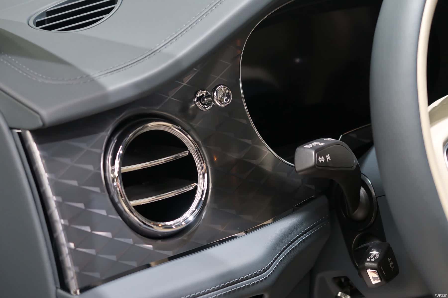Bentley Bentayga, 2022 10