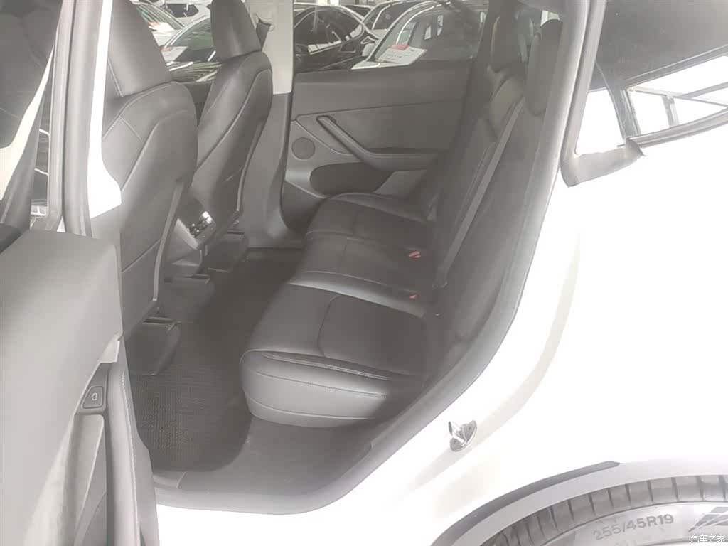 Tesla Model Y, 2023 17