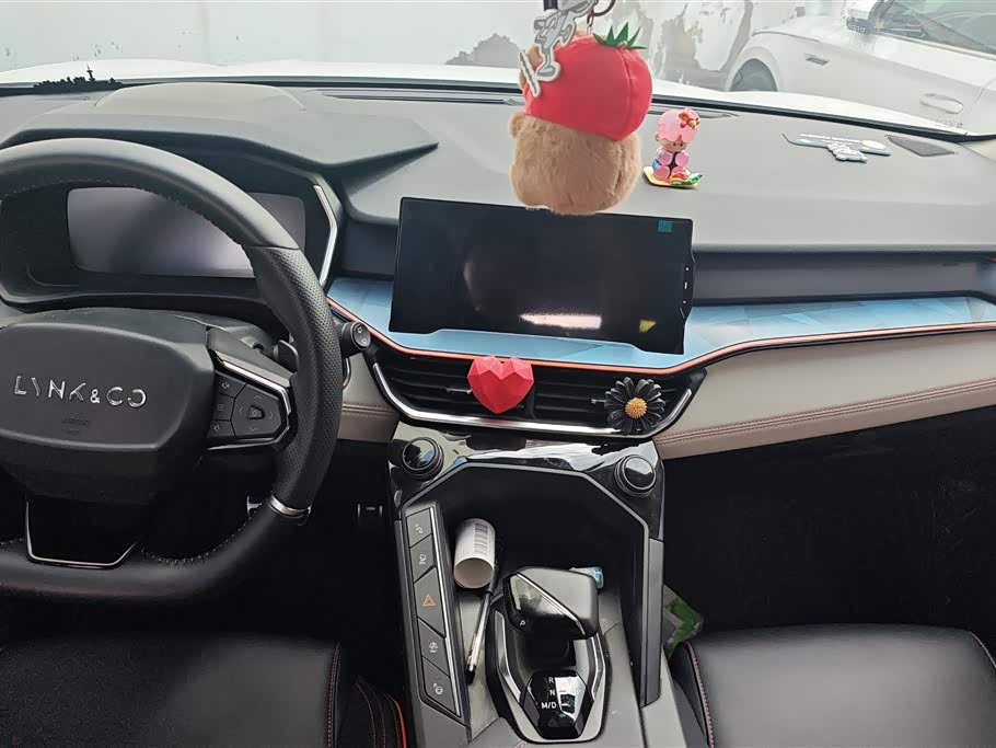 Lynk & Co 06