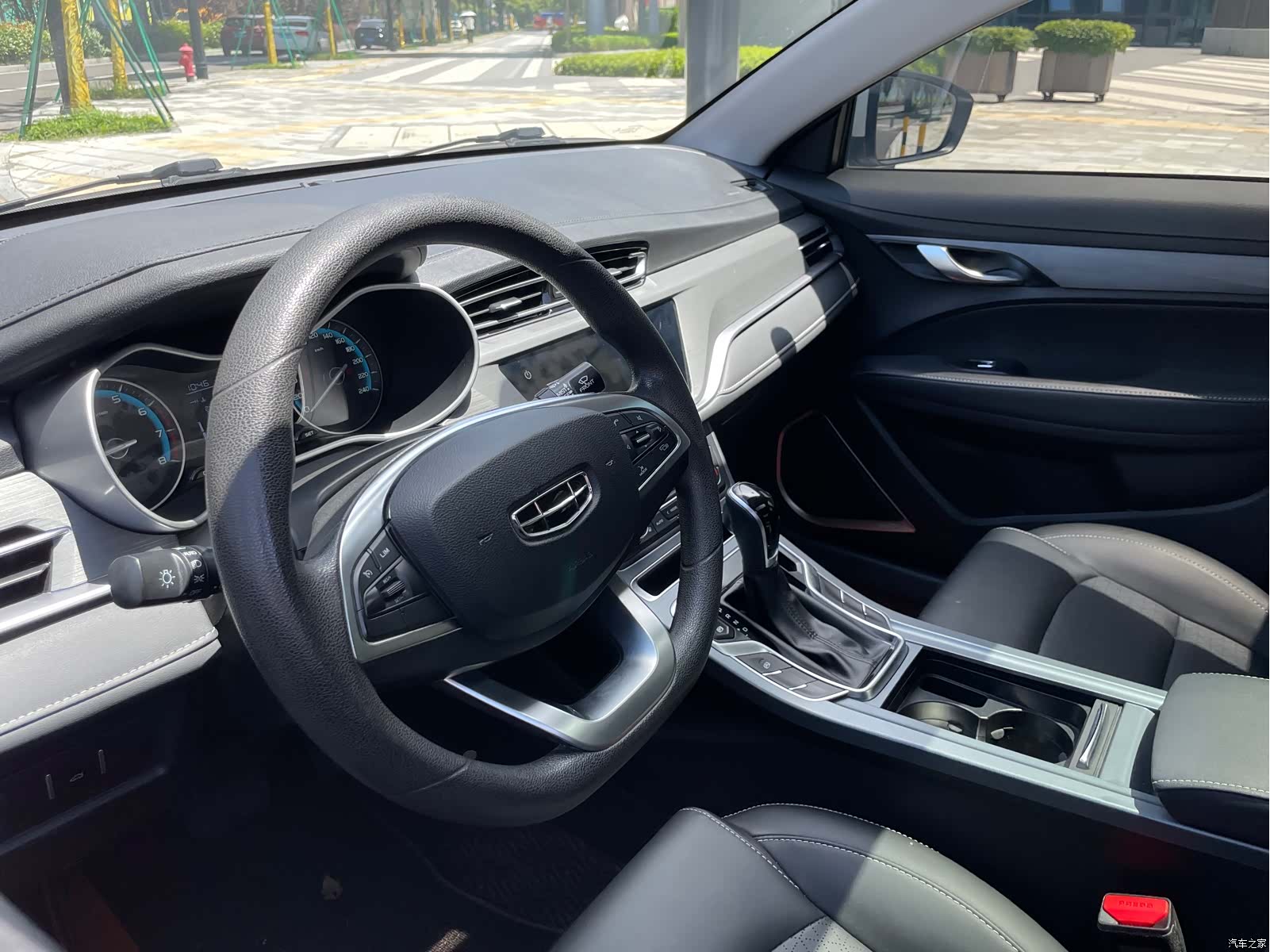 Geely Emgrand, 2022 13