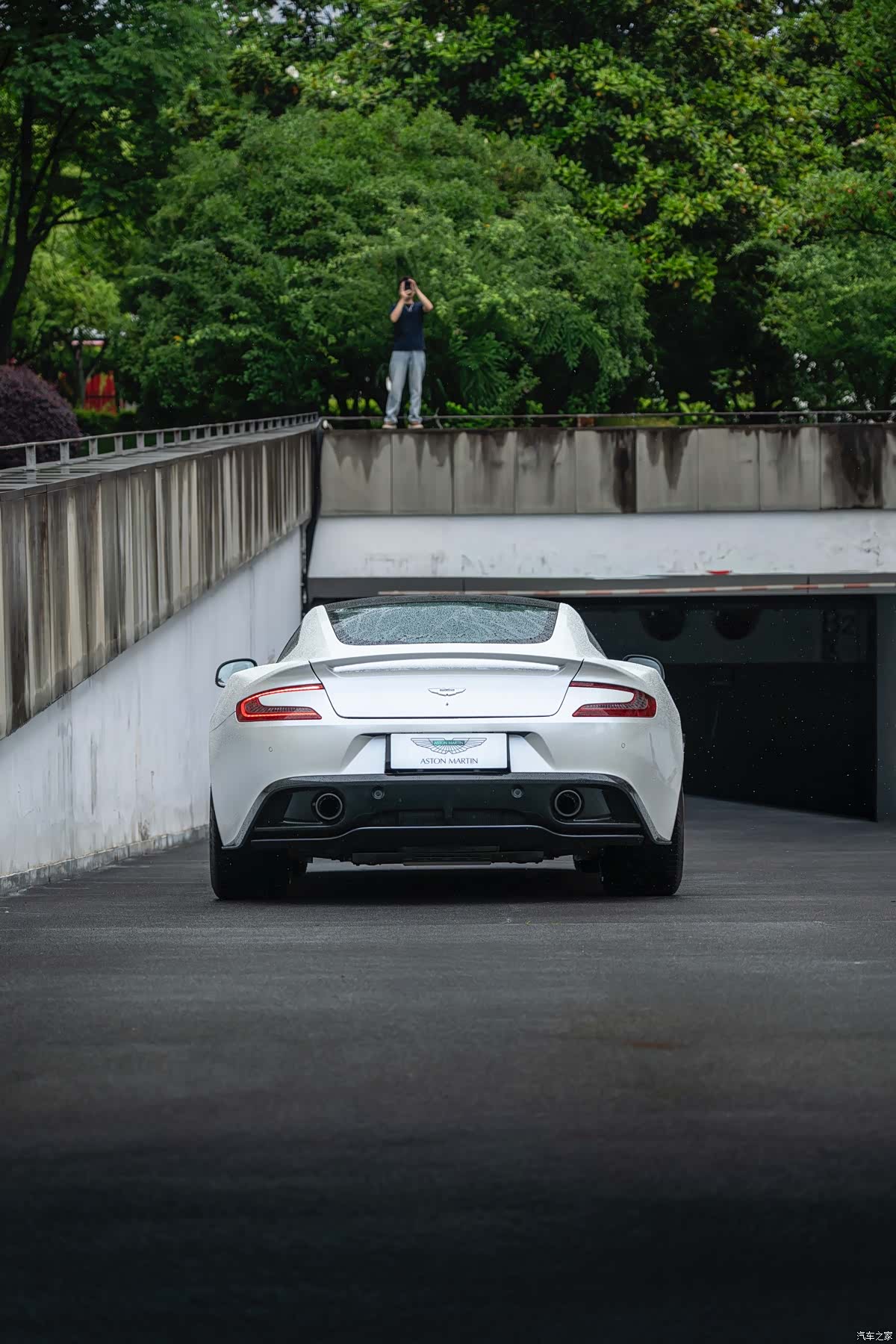Aston Martin Vanquish, 2013 11