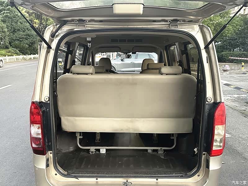 Wuling V, 2017 16