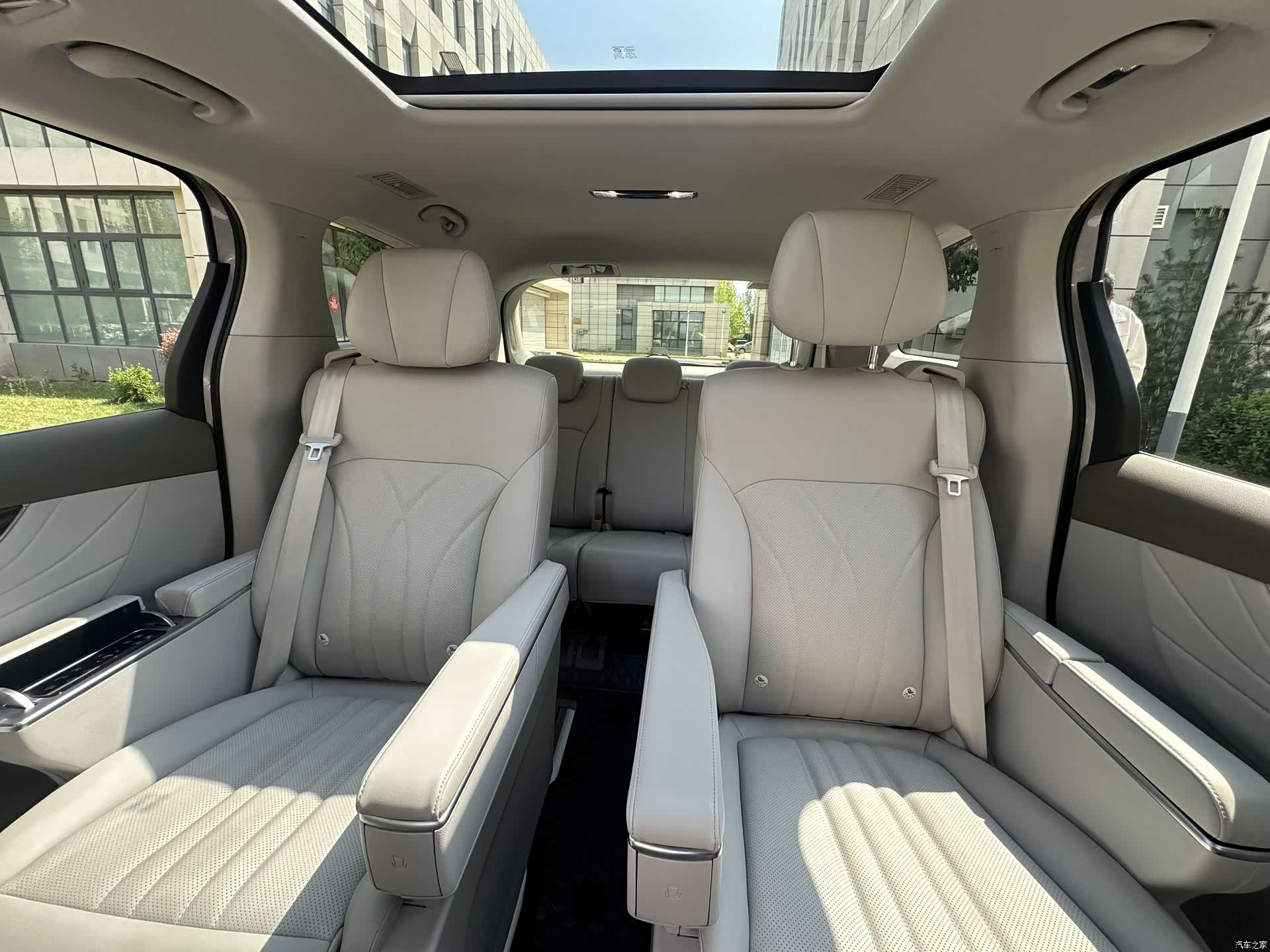 Roewe iMAX8, 2025 16
