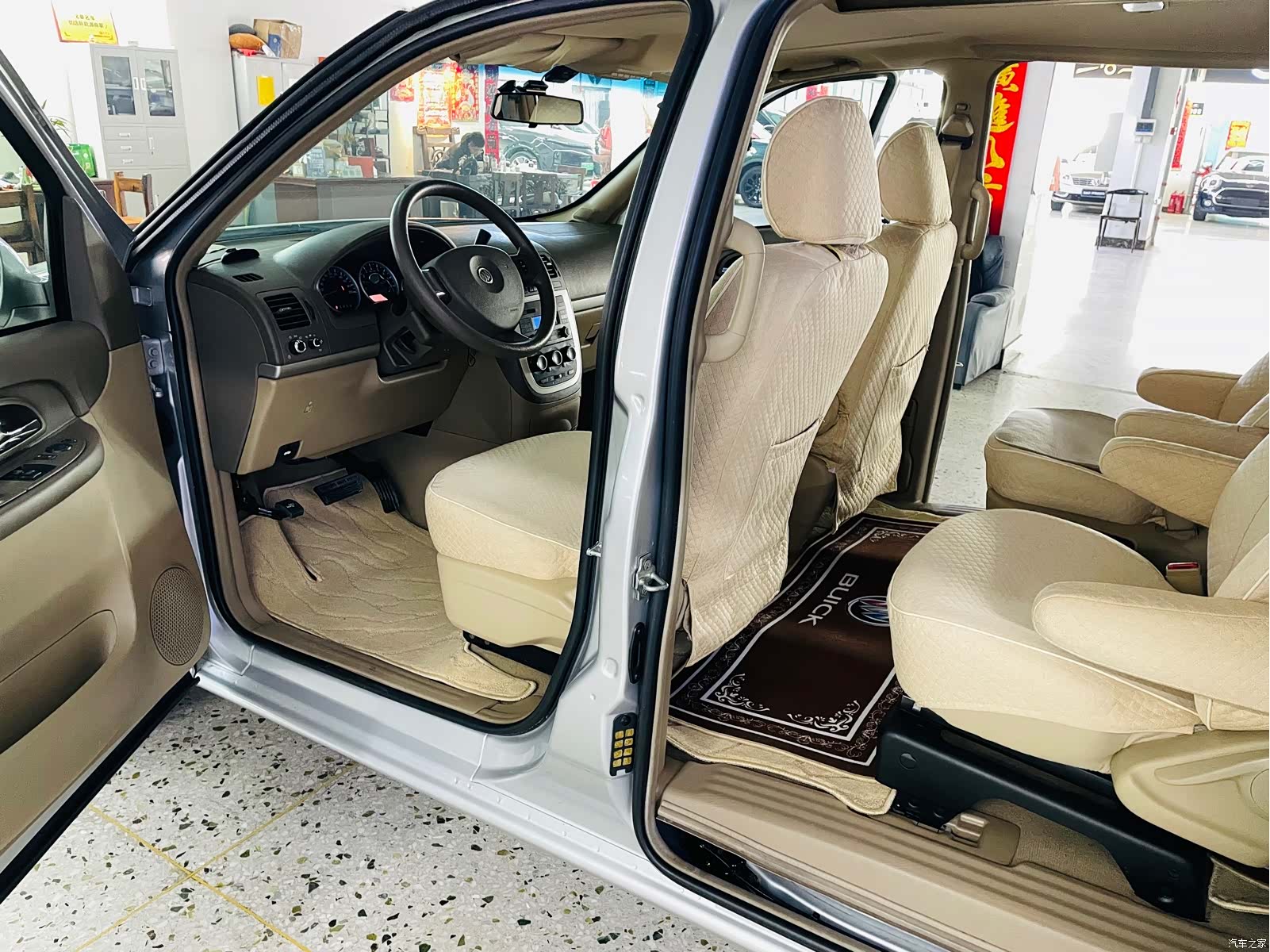 Buick GL8, 2013 4