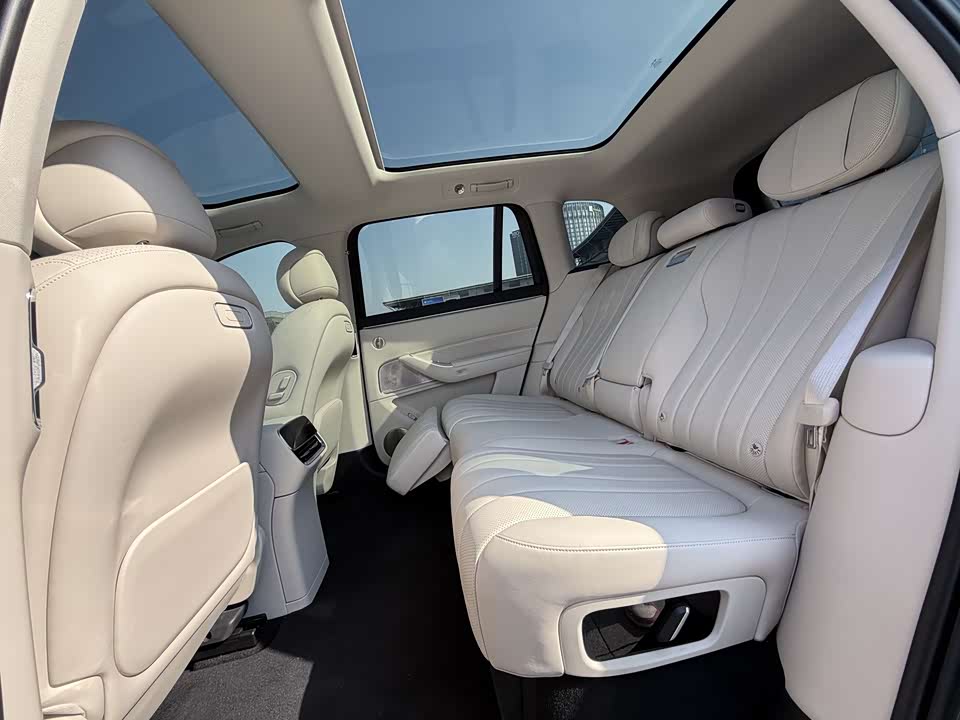 AITO Ask the world M8