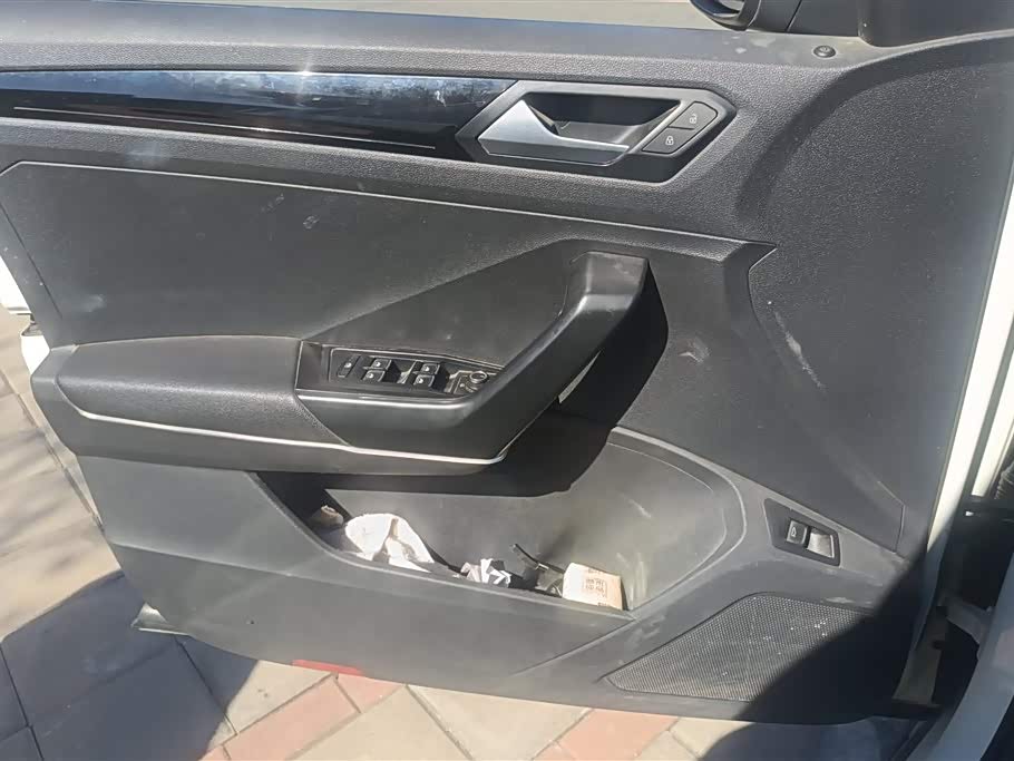 Volkswagen T-ROC exploring Songs