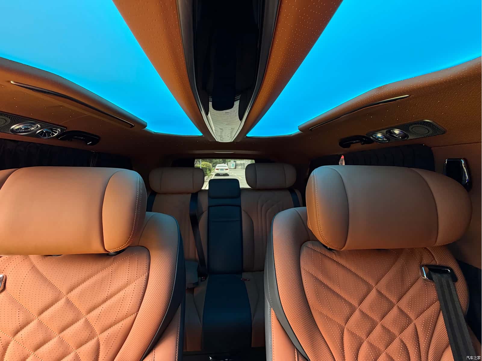 Mercedes-Benz 7, 2025 14