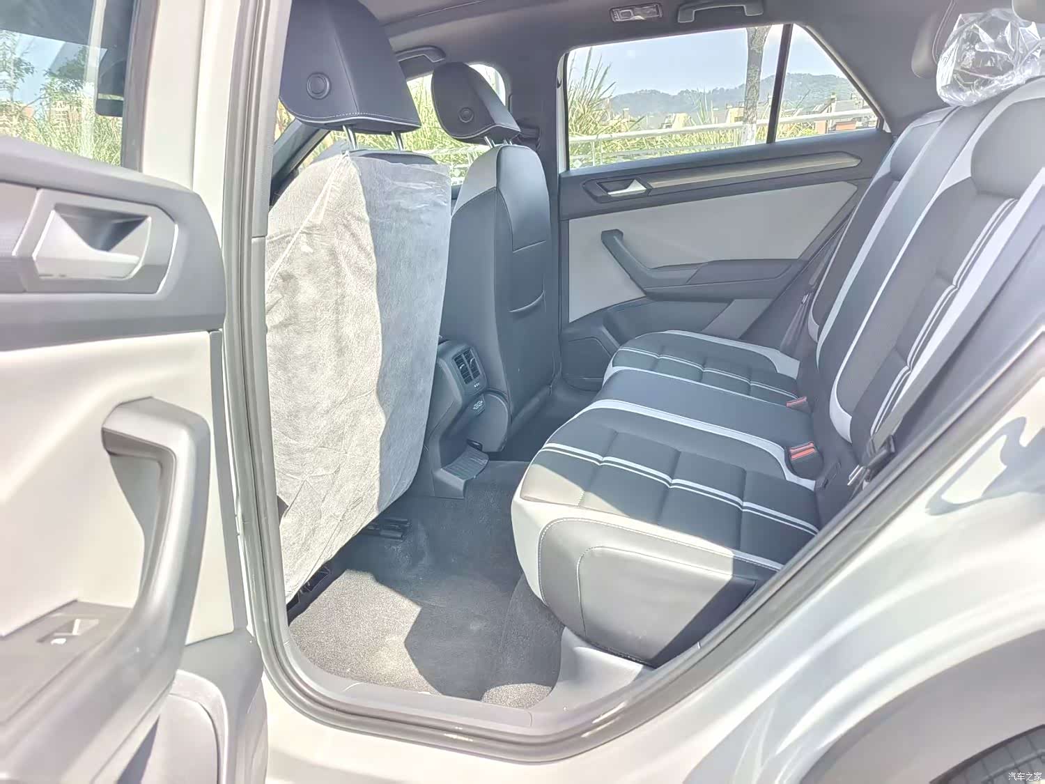 Volkswagen T-ROC, 2026 4