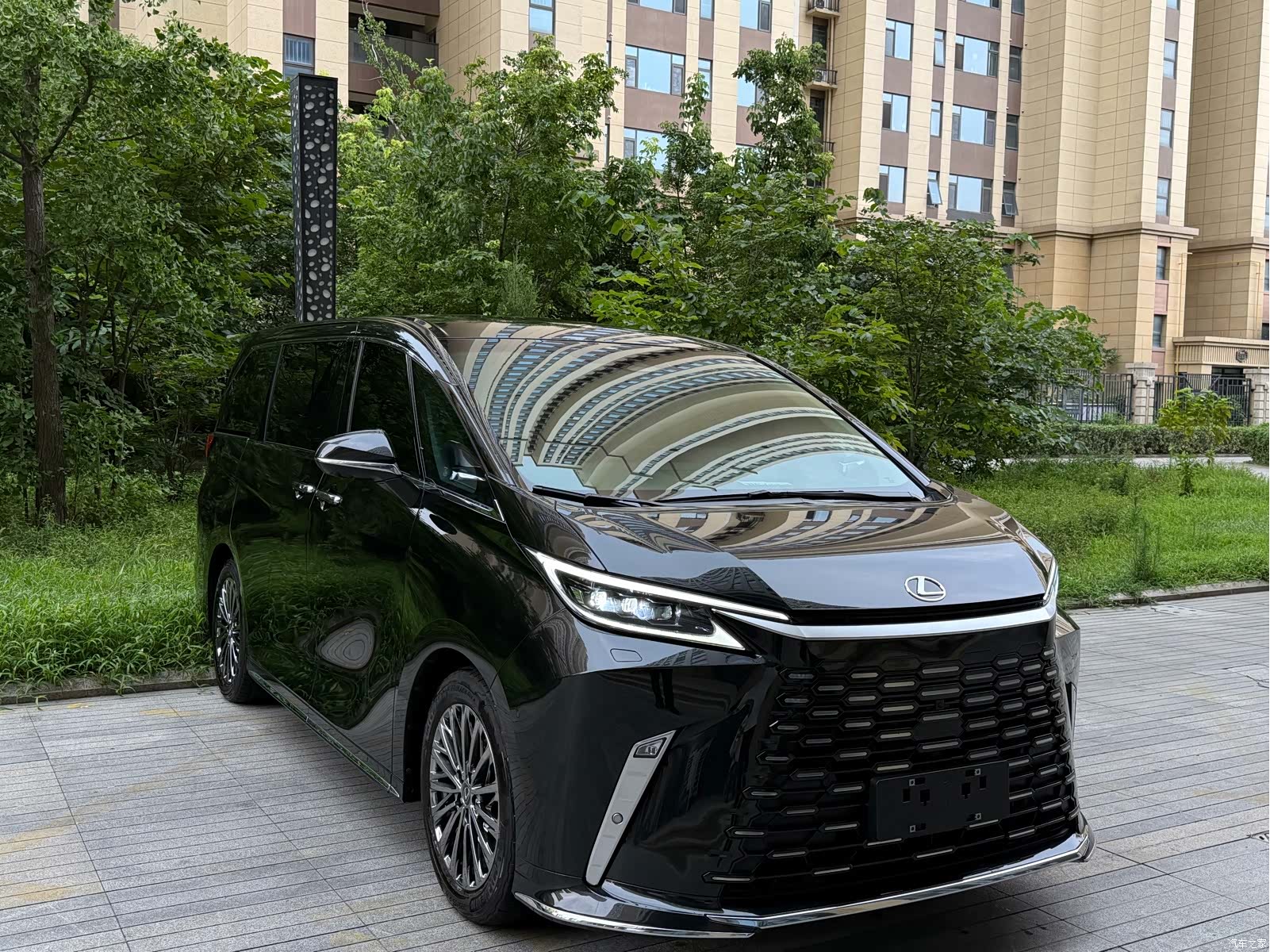 Lexus LM, 2025 4