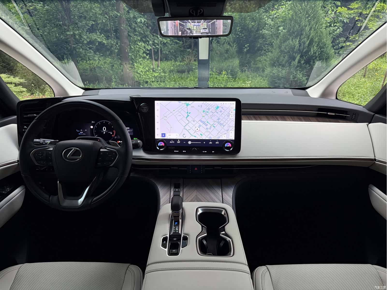 Lexus LM, 2025 15