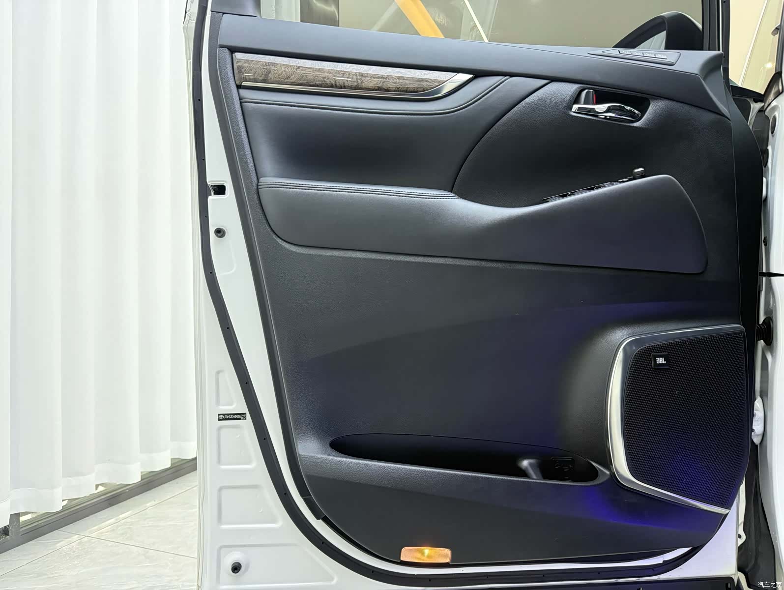 Toyota Alphard, 2021 3