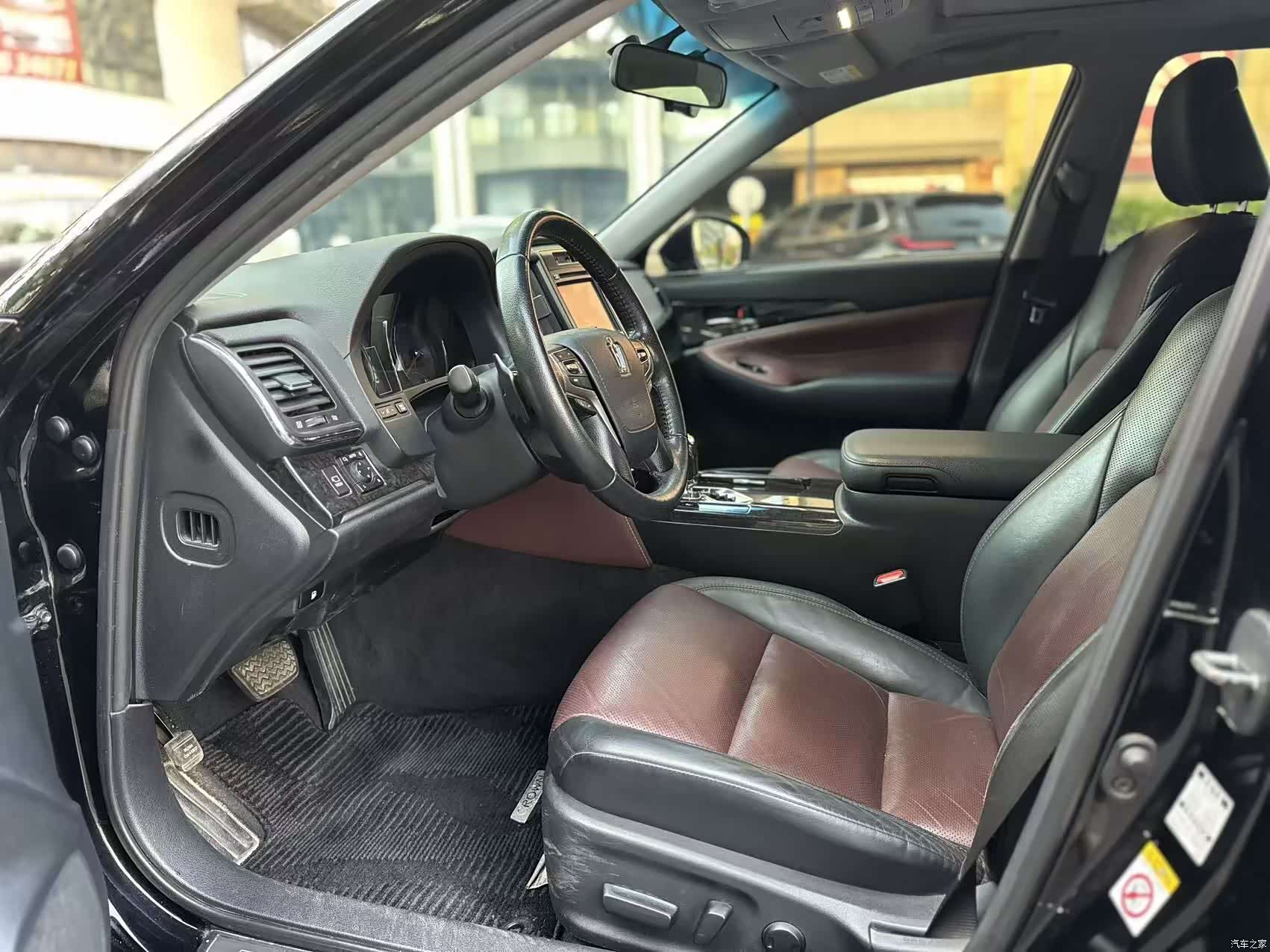 Toyota Crown, 2018 4