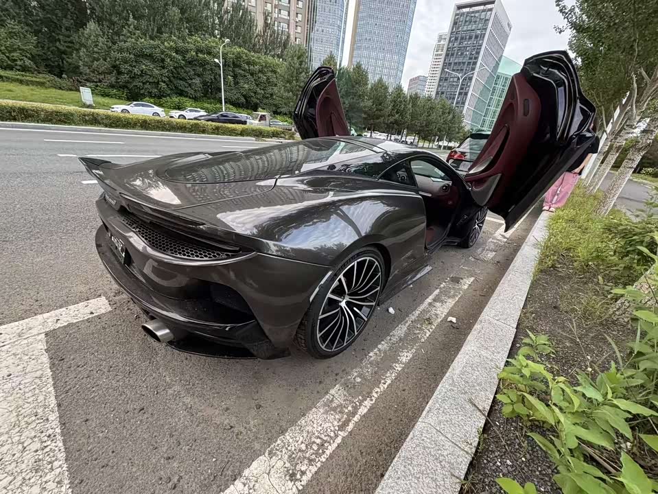 McLaren GT