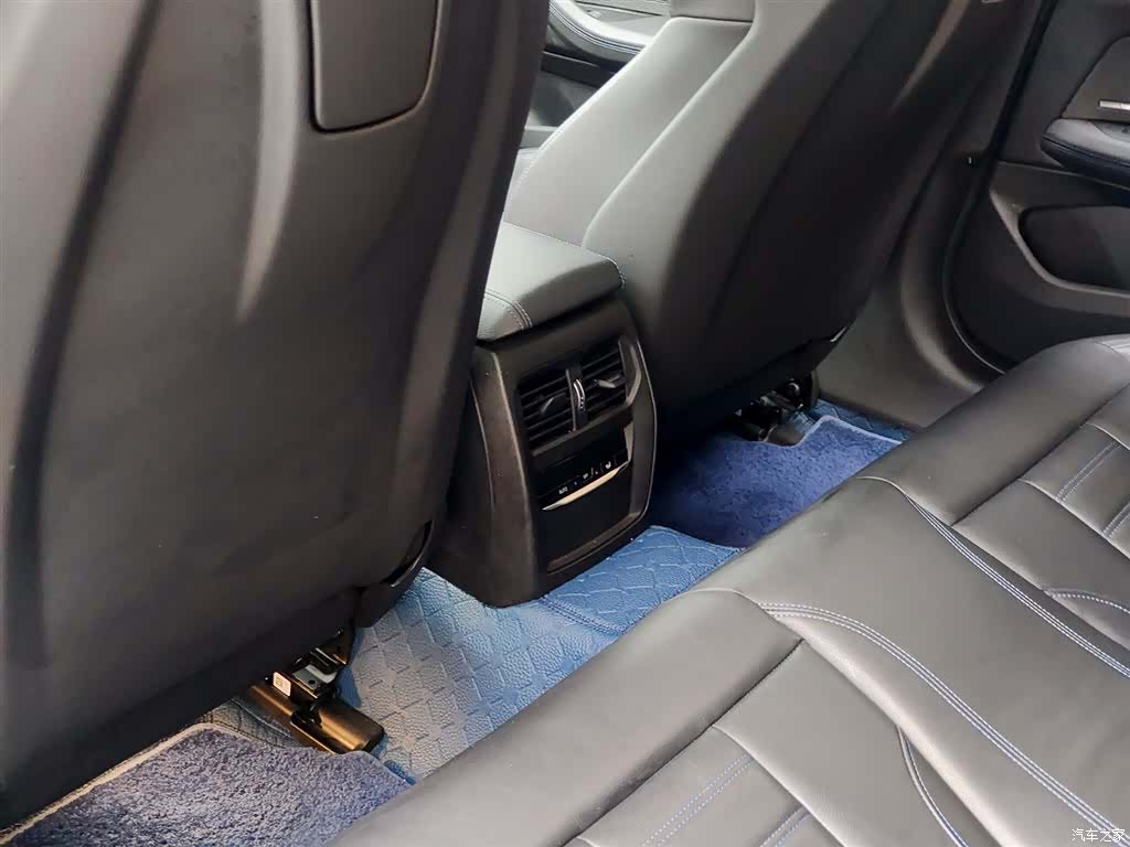 BMW i4, 2023 9
