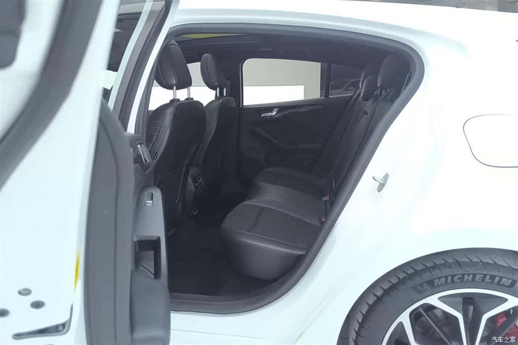 Ford Focus, 2021 11