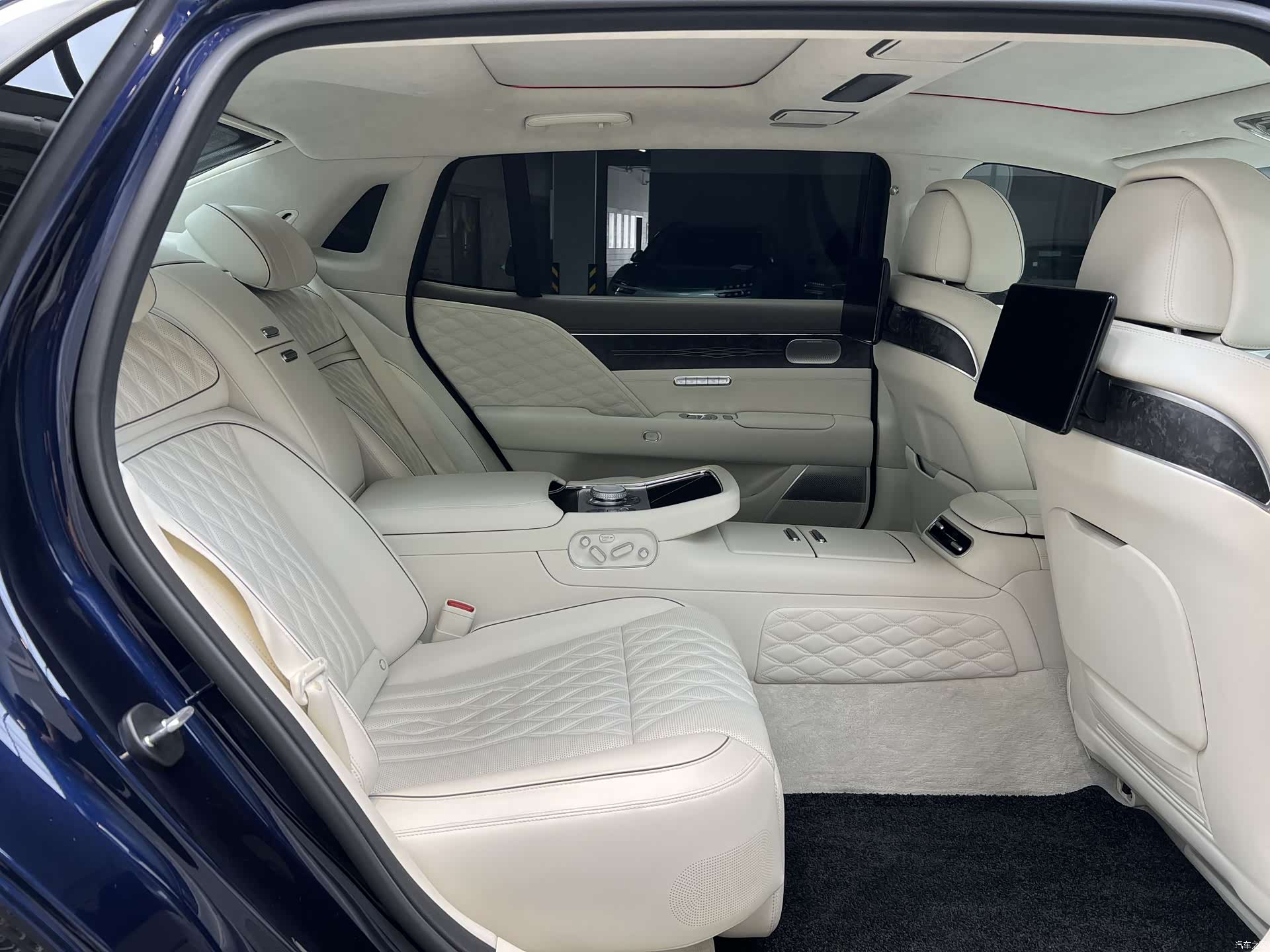 Genesis G90, 2023 11