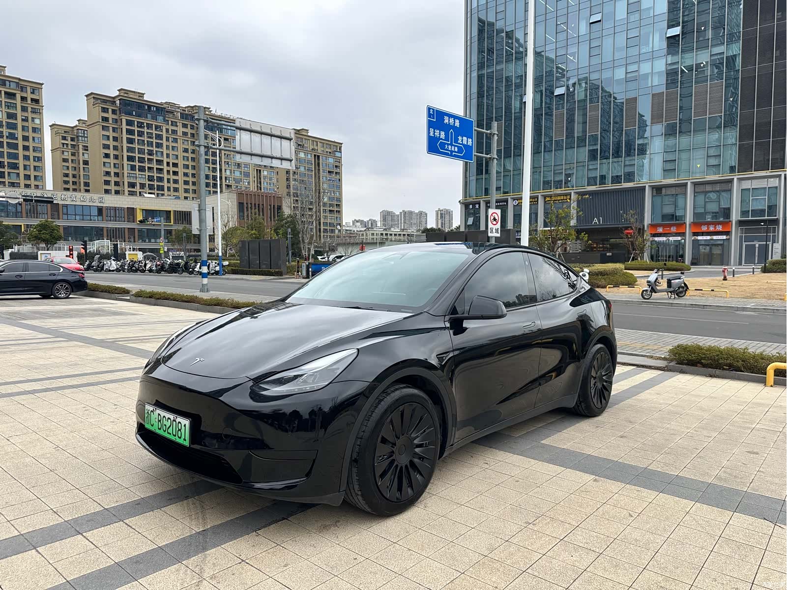 Tesla Model Y, 2023 1