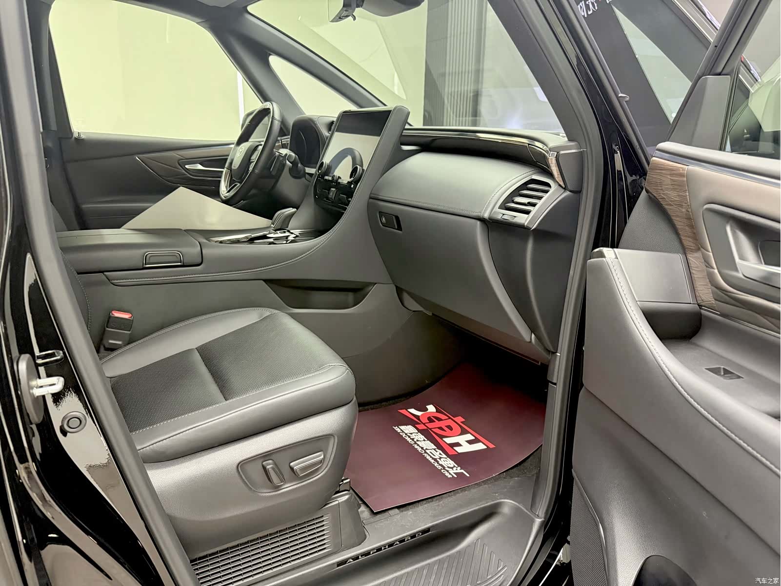 Toyota Alphard, 2024 11