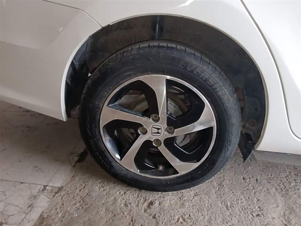 Toyota YARiS L to enjoy