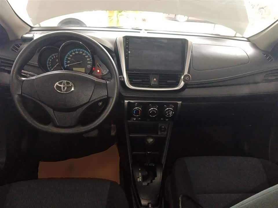 Toyota YARiS L to enjoy